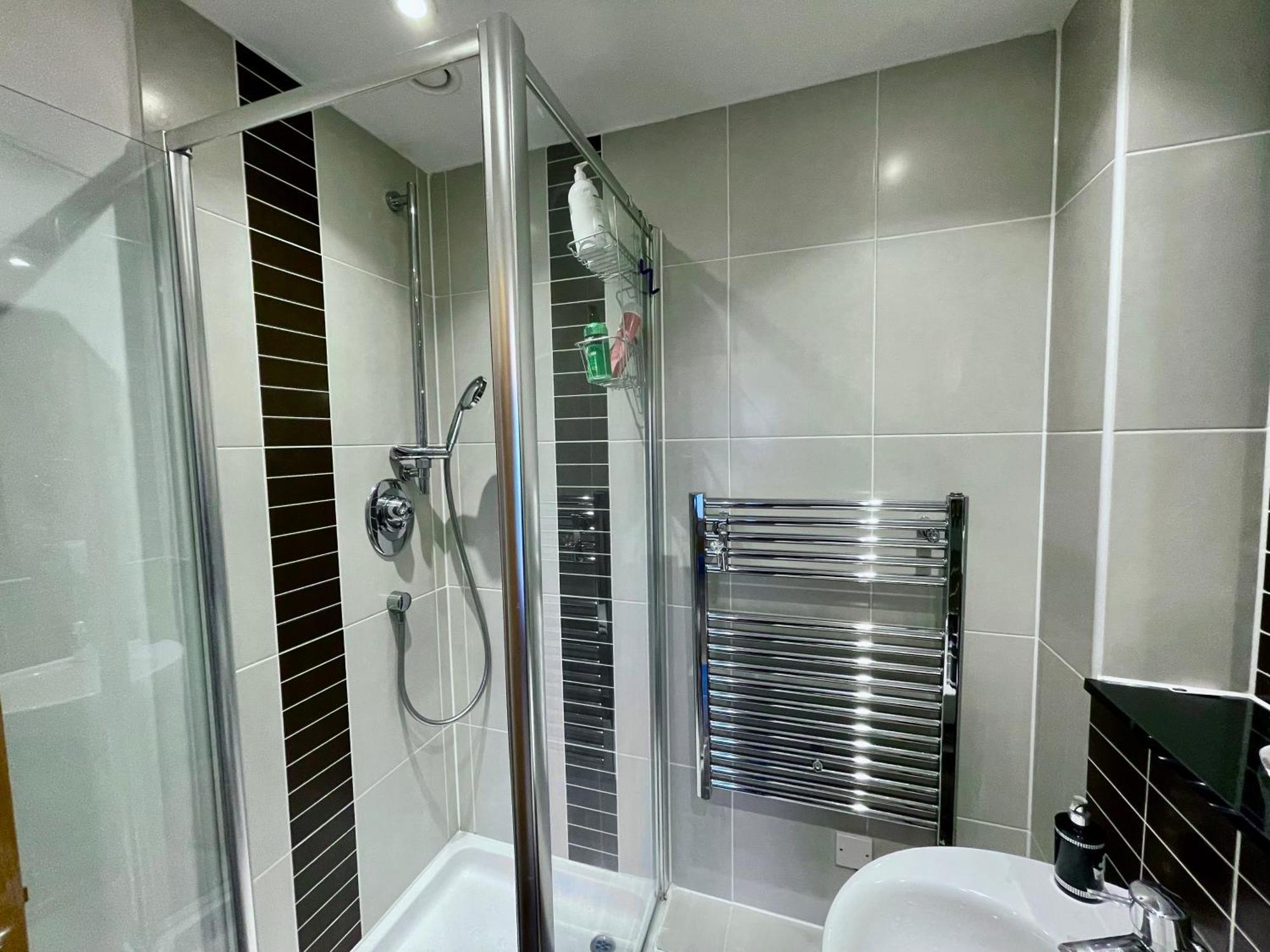 Luxury 2 Bedroom Apartment- Lake View - Free Parking - Wembley Stadium 5Km Лондон Экстерьер фото