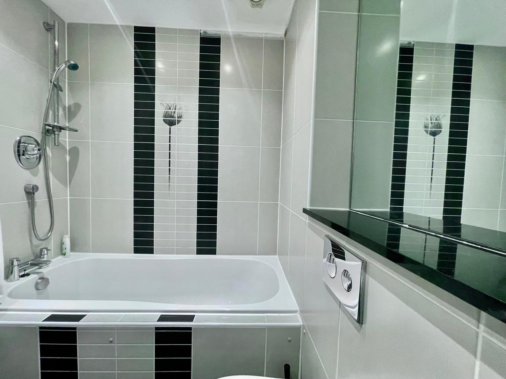 Luxury 2 Bedroom Apartment- Lake View - Free Parking - Wembley Stadium 5Km Лондон Экстерьер фото