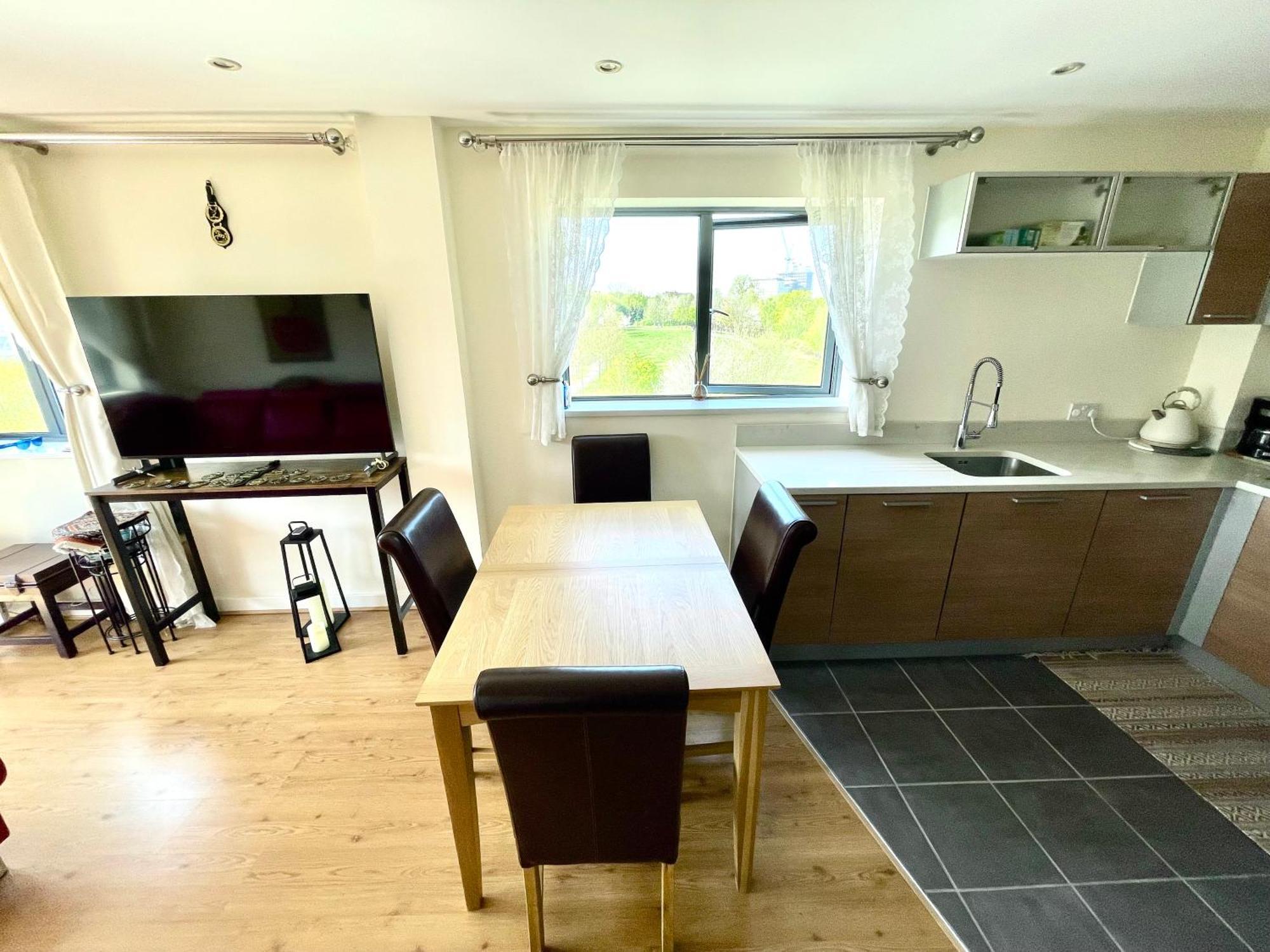 Luxury 2 Bedroom Apartment- Lake View - Free Parking - Wembley Stadium 5Km Лондон Экстерьер фото