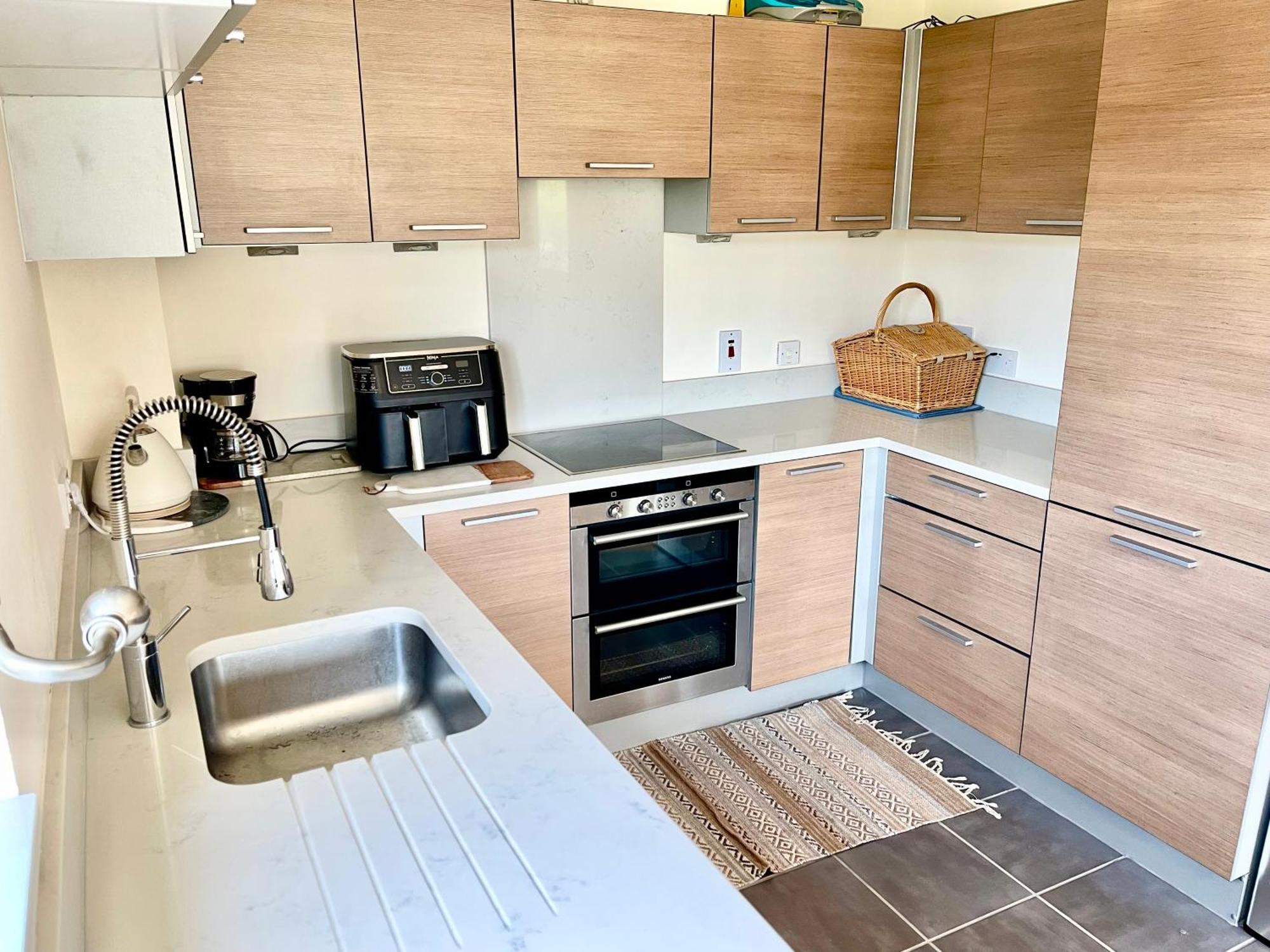 Luxury 2 Bedroom Apartment- Lake View - Free Parking - Wembley Stadium 5Km Лондон Экстерьер фото